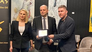 Τιμητική διάκριση στον Χρήστο Καπετάνο από την Πανελλήνια Ένωση Πληρωμάτων Θαλαμηγών